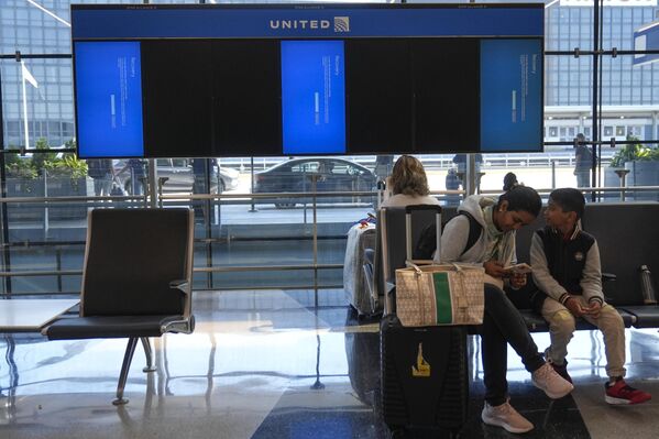 Pantallas azules con mensajes de error se muestran en lugar de la información de vuelo en el Aeropuerto Internacional O&#x27;Hare de Chicago, después de que un fallo de software causara interrupciones generalizadas reportadas por las compañías aéreas de todo el mundo, el 19 de julio. - Sputnik Mundo