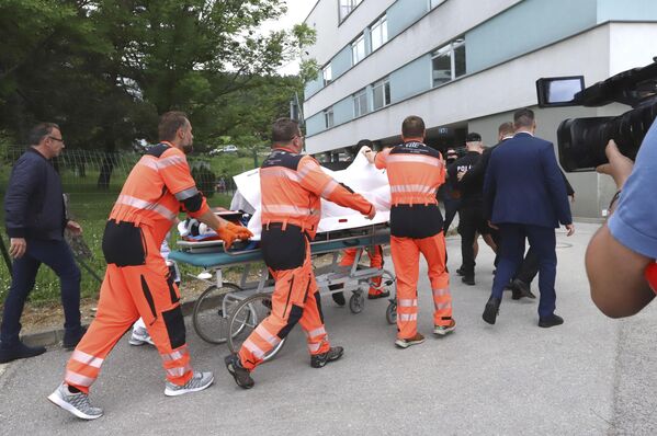 Rescatistas llevan al primer ministro eslovaco Robert Fico, herido en un tiroteo, a un hospital en Banska Bystrica, en el centro de Eslovaquia, el 15 de mayo. El funcionario se encontraba en estado grave tras resultar herido en un tiroteo. - Sputnik Mundo