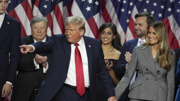 Donald Trump con simpatizantes tras las elecciones presidenciales de EEUU  - Sputnik Mundo