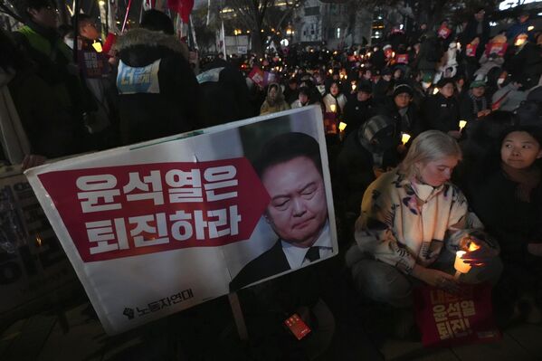 Varias personas sostienen velas durante una vigilia contra el presidente surcoreano, Yoon Suk Yeol, el 4 de diciembre, en Seúl, Corea del Sur. Un día antes, el mandatario anunció que levantaba la ley marcial que momentos antes había impuesto en el país. - Sputnik Mundo