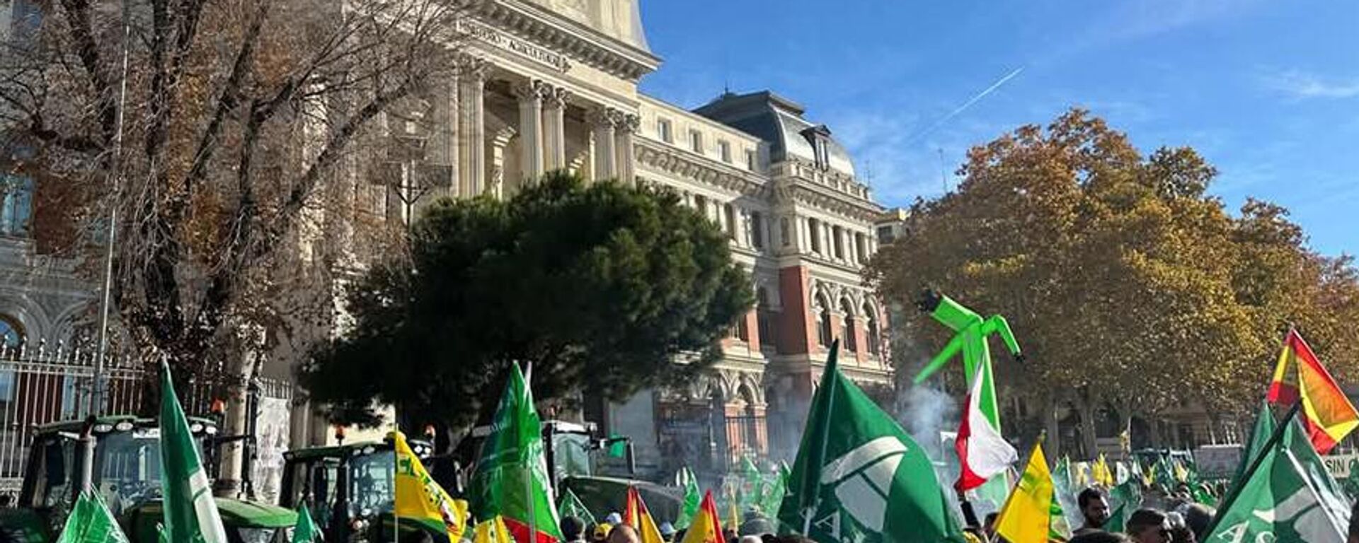Organizaciones agrarias y miles de agricultores protestan en Madrid contra las políticas agrarias del Gobierno - Sputnik Mundo, 1920, 18.12.2024