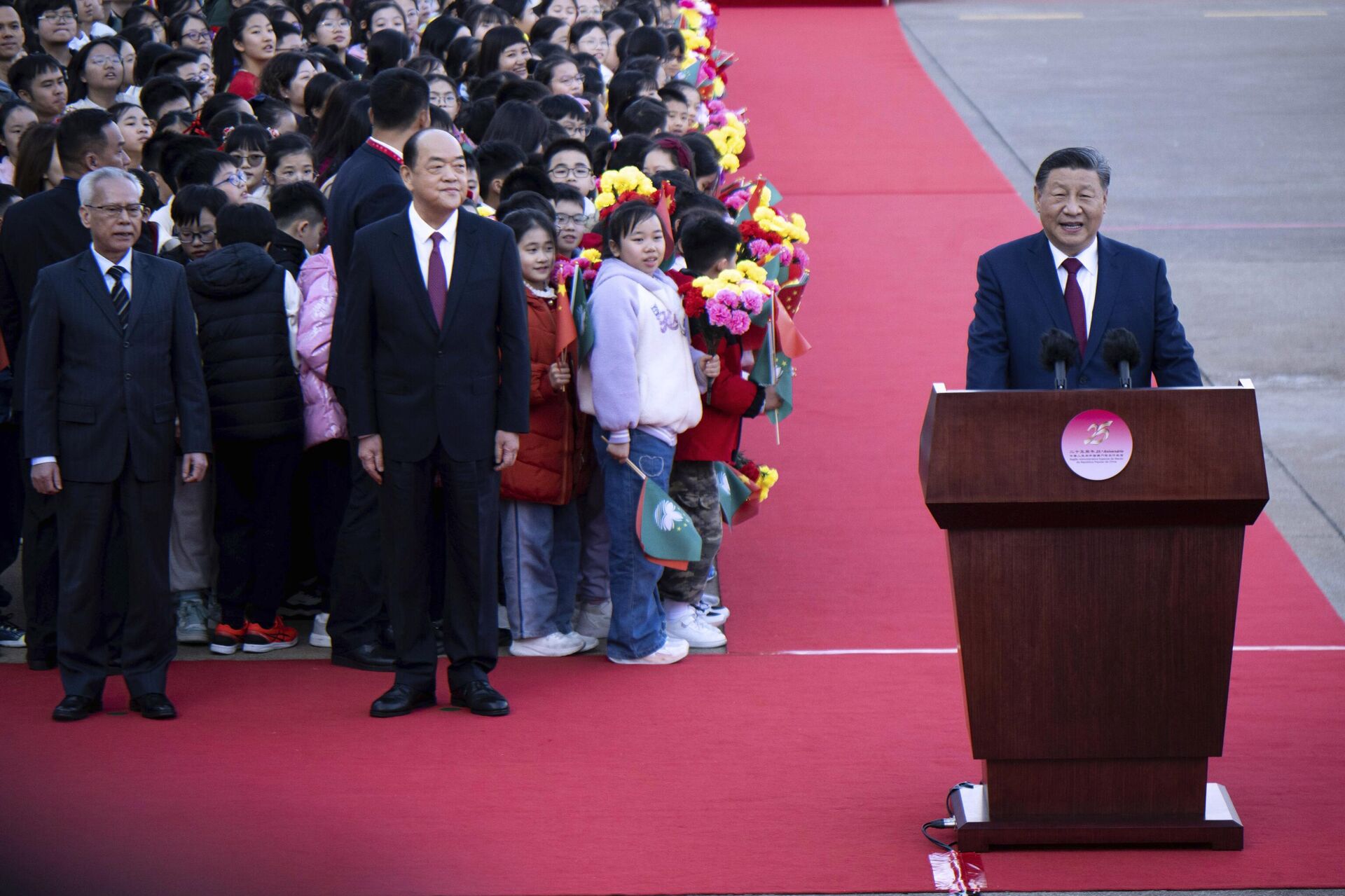 El presidente de China, Xi Jinping, habla a su llegada al aeropuerto de Macao, China, el 18 de diciembre de 2024, antes de las celebraciones del 25 aniversario del retorno de la ciudad de los casinos a la China continental.  - Sputnik Mundo, 1920, 19.12.2024