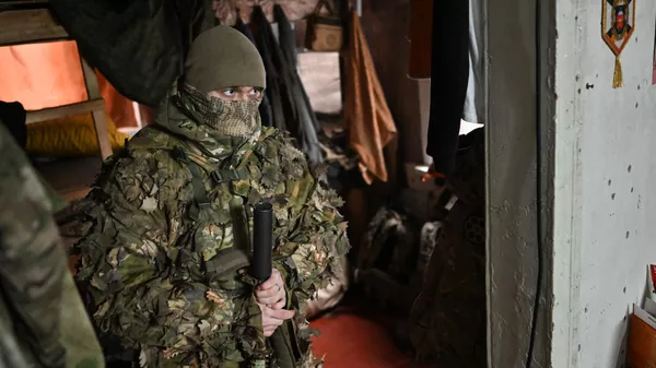 Soldado ruso en una casa en la zona de la operación militar especial  - Sputnik Mundo