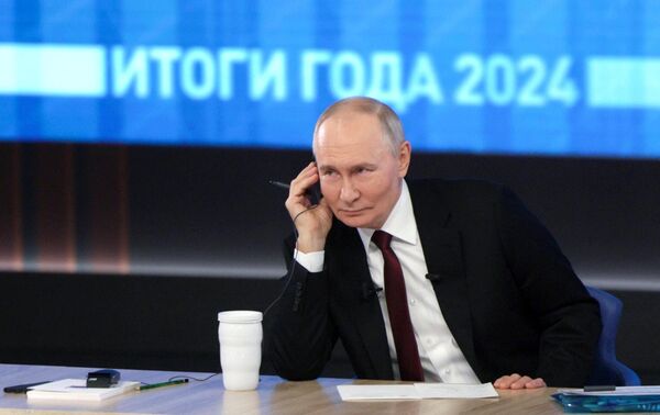 El mandatario empezó su discurso con la economía, y después pasó al tema de la operación militar especial, Ucrania y las relaciones internacionales, así como dando respuesta a numerosas preguntas acuciantes del público ruso. - Sputnik Mundo