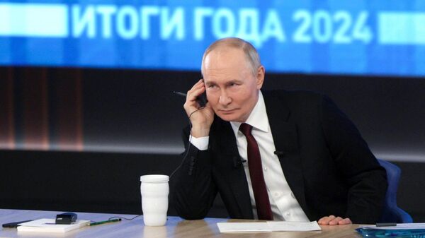 Президент РФ Владимир Путин проводит специальную программу Итоги года с Владимиром Путиным в Гостином дворе - Sputnik Mundo