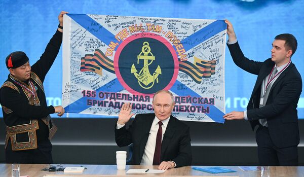 Putin pidió traer a la sala la bandera de combate de la 155.ª Brigada de Infantería de Marina de la Flota del Pacífico, que le habían regalado los soldados. - Sputnik Mundo