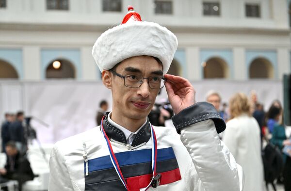 Un periodista antes de la transmisión de la línea directa con Putin. - Sputnik Mundo