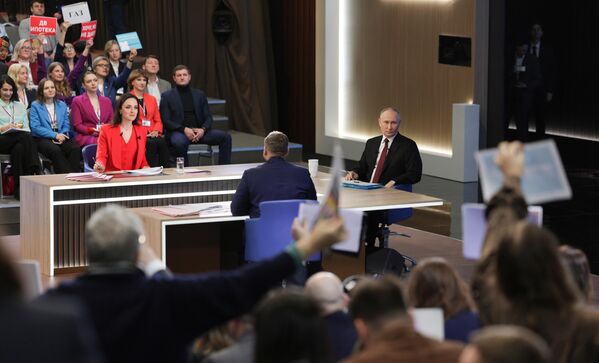 En total, el presidente ruso respondió a más de 70 preguntas. - Sputnik Mundo