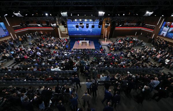 Este formato del acto ya lo probó el jefe del Estado en dos ocasiones, en 2023 y durante la pandemia del COVID en 2020. Antes, la línea directa y la gran rueda de prensa se celebraban siempre en fechas distintas. - Sputnik Mundo