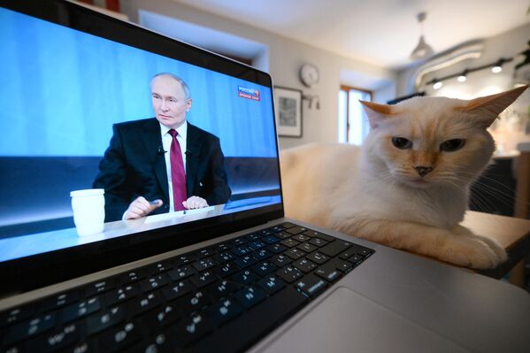 Emisión del programa en la pantalla del portátil de un residente ruso. - Sputnik Mundo