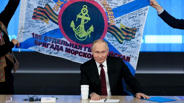 Vladímir Putin, presidente de Rusia, con la bandera militar de los marines rusos al fondo - Sputnik Mundo