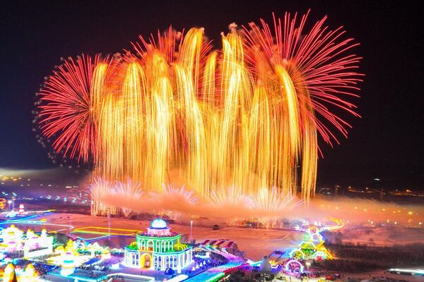 Espectáculo de fuegos artificiales ilumina esculturas de hielo en la ciudad china de Changchun. - Sputnik Mundo