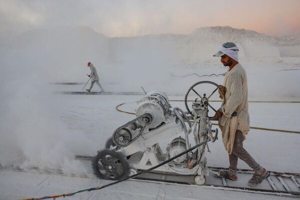 Obreros trabajando en una explotación de piedra caliza en Egipto. - Sputnik Mundo
