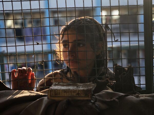 Una joven palestina desplazada después de un ataque de Israel contra un refugio en la ciudad de Jan Yunis, en la Franja de Gaza. - Sputnik Mundo