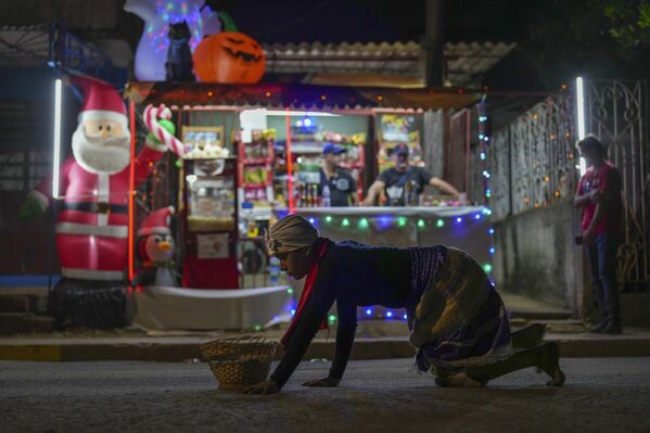 San Lázaro, considerado el patrón de los enfermos, goza de gran estima entre los creyentes de Cuba, donde su culto comparte protagonismo con el de la Virgen de la Caridad del Cobre. El Santuario Nacional de San Lázaro, en El Rincón, es un lugar de peregrinación permanente para sus devotos.En la foto: un creyente se está arrastrando en señal de la penitencia autoimpuesta durante la peregrinación. - Sputnik Mundo