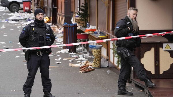 La Policía alemana en el mercado navideño de Magdeburgo, el 21 de diciembre de 2024 - Sputnik Mundo
