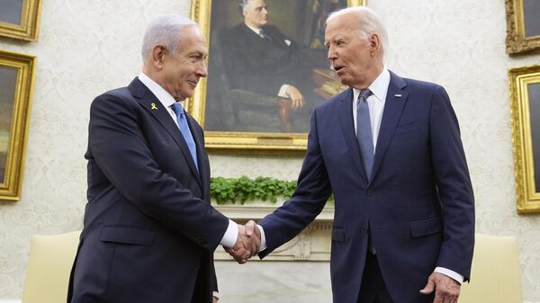 El primer ministro israelí, Benjamín Netanyahu, y el presidente saliente de EEUU, Joe Biden - Sputnik Mundo