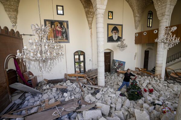Georges Elia, trabajador municipal de 40 años y fiel a la iglesia, decora un árbol de Navidad.  - Sputnik Mundo