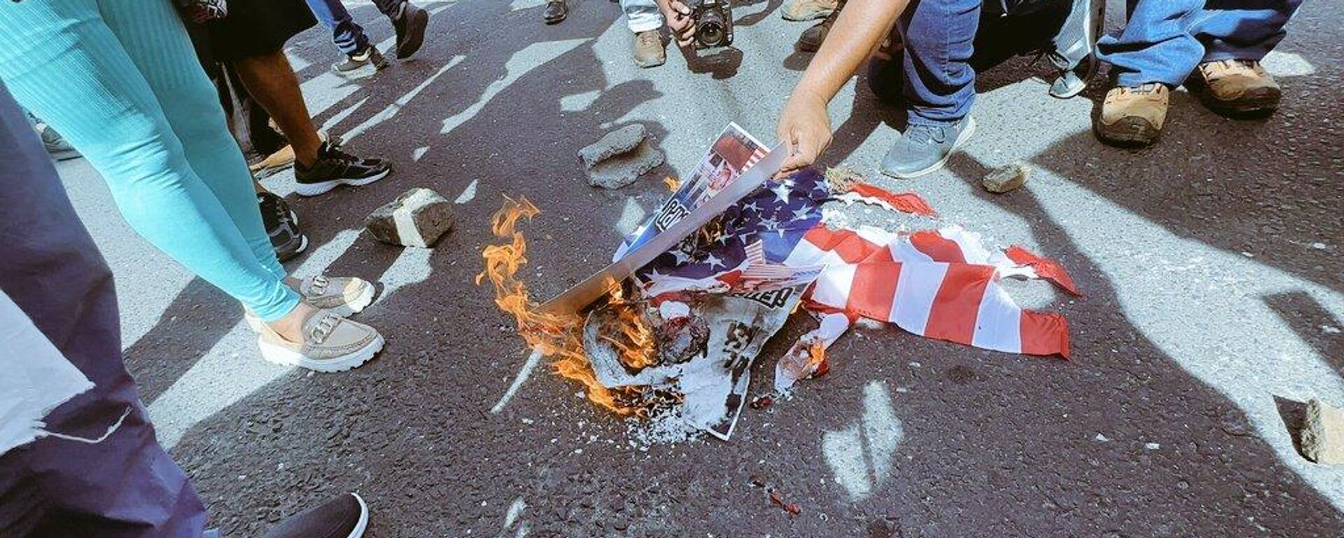 Trabajadores panameños queman bandera de EEUU Trabajadores panameños queman bandera de EEUU - Sputnik Mundo, 1920, 16.01.2025