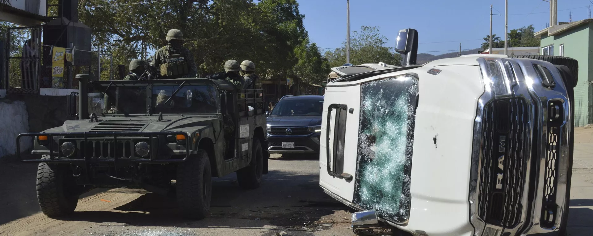 Un grupo de militares mexicanos llega al lugar donde hubo enfrentamientos entre cárteles del narcotráfico en Sinaloa, México - Sputnik Mundo, 1920, 24.12.2024