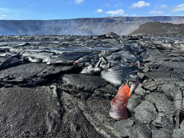 En 2018, el Kilauea erupcionó de mayo a agosto, destruyendo más de 700 hogares.En la foto: un fragmento de lava fundida. - Sputnik Mundo