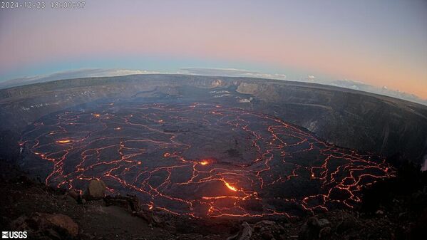 La erupción de lava no supone una amenaza para las infraestructuras locales, pero existe el peligro de que los vientos alisios propaguen una nube de gas y partículas finas a gran distancia. - Sputnik Mundo