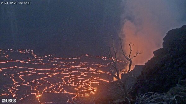 La vista en directo de la caldera de Kilauea, desde el borde noroeste de la misma.Esta cámara permite cambiar la vista dependiendo de la actividad del volcán. - Sputnik Mundo