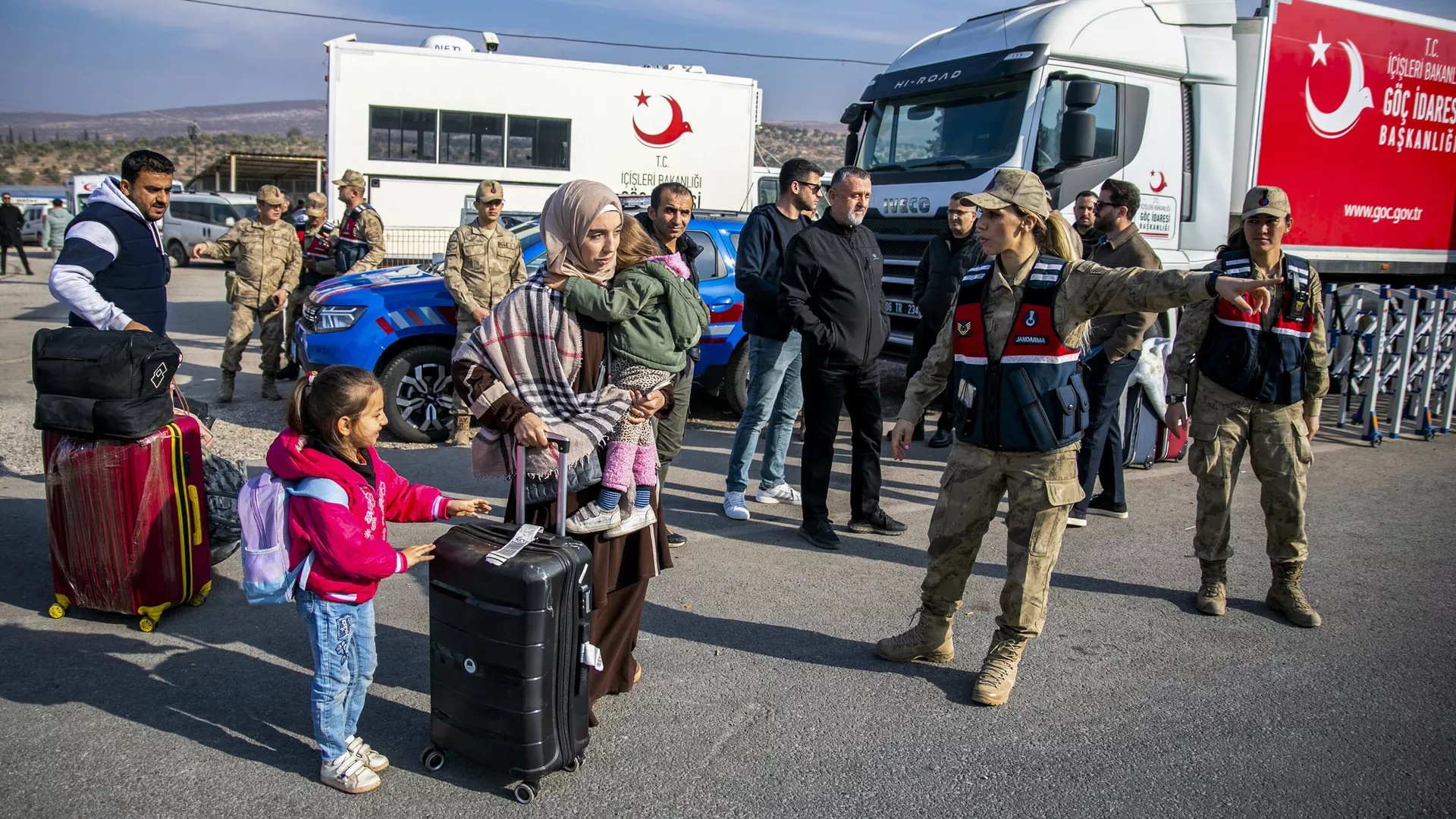 Familias sirias llegan al puesto fronterizo de Cilvegozu para cruzar a Siria desde Turquía - Sputnik Mundo, 1920, 24.12.2024