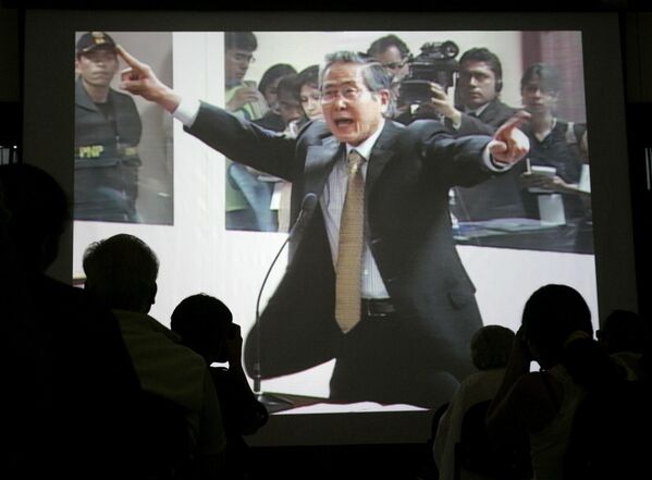 El expresidente de Perú Alberto Fujimori es visto gesticulando en una pantalla durante el primer día de su juicio por presuntas violaciones a los derechos humanos y corrupción durante su Gobierno en una base policial en Lima, el 10 de diciembre de 2007. El expresidente peruano falleció el 11 de septiembre a los 86 años producto de un cáncer. - Sputnik Mundo