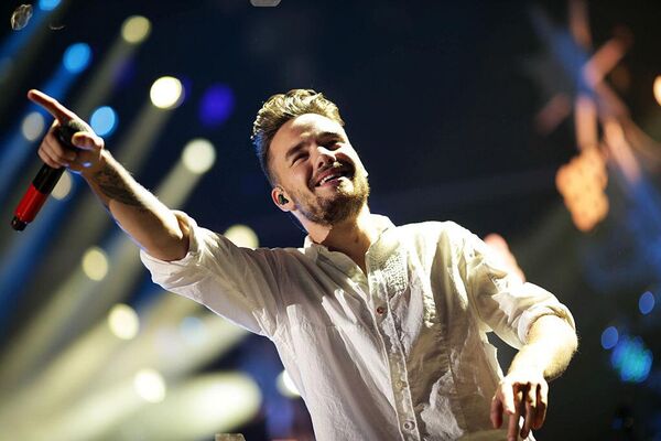 El artista Liam Payne del grupo musical One Direction actúa en el escenario el 4 de diciembre de 2015 en Los Ángeles, California.El exintegrante de la banda One Direction murió el 16 de octubre a los 31 años tras caer desde un balcón en Argentina. - Sputnik Mundo