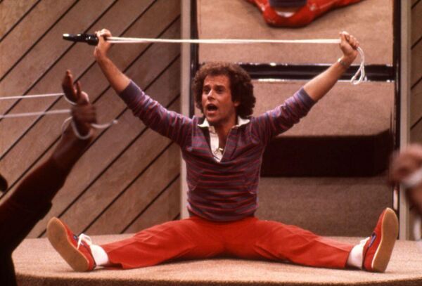El gurú del fitness Richard Simmons posa para un retrato para la serie General Hospital (Hospital General, en español) en 1982 en Los Ángeles, California.Simmons falleció el 13 de julio a los 76 años de edad, un día después de su cumpleaños. - Sputnik Mundo