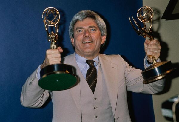 El presentador estadounidense Phil Donahue en la sala de prensa de la 6.ª edición de los premios Daytime Emmy en Nueva York, 17 de mayo de 1979. Donahue falleció el 18 de agosto a los 88 años de edad. - Sputnik Mundo