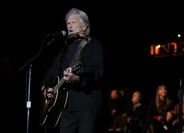 El actor, cantante y compositor Kris Kristofferson actúa durante el concierto benéfico en Mountain View, California, el 23 de octubre de 2010. La estrella falleció el 28 de septiembre a los 88 años de edad.  - Sputnik Mundo