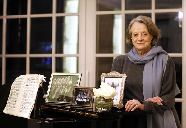 La actriz británica Dame Maggie Smith en Londres, el 16 de diciembre de 2015. Maggie Smith, conocida por su papel de la profesora McGonagall en la saga de Harry Potter, murió el 27 de septiembre a los 89 años de edad. - Sputnik Mundo