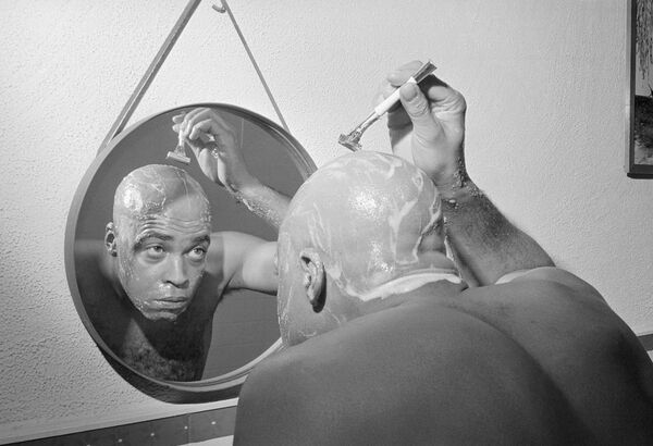 En la película Great White Hope (La gran esperanza blanca, en español), James Earl Jones interpreta al legendario boxeador Jack Johnson, que era calvo. Afeitarse la cabeza se ha convertido en una rutina habitual para el actor.El actor falleció el 9 de septiembre a los 93 años de edad.  - Sputnik Mundo