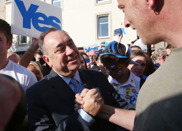 El entonces primer ministro de Escocia, Alex Salmond, se reúne con los votantes en un mitin de la campaña por el partido Yes Scotland (Sí Escocia, en español), el 17 de septiembre de 2014, mientras hace campaña por el país a menos de 24 horas de que Escocia acuda a las urnas para votar en el referéndum de independencia escocés.Murió el 12 de octubre a los 69 años de un infarto al intentar abrir un recipiente de ketchup. - Sputnik Mundo