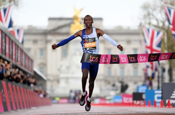 Kelvin Kiptum de Kenia cruza la línea de meta para ganar el Maratón de Londres el 23 de abril de 2023.Falleció el 11 de febrero a los 24 años de edad tras sufrir un accidente de tránsito en Kenia. - Sputnik Mundo