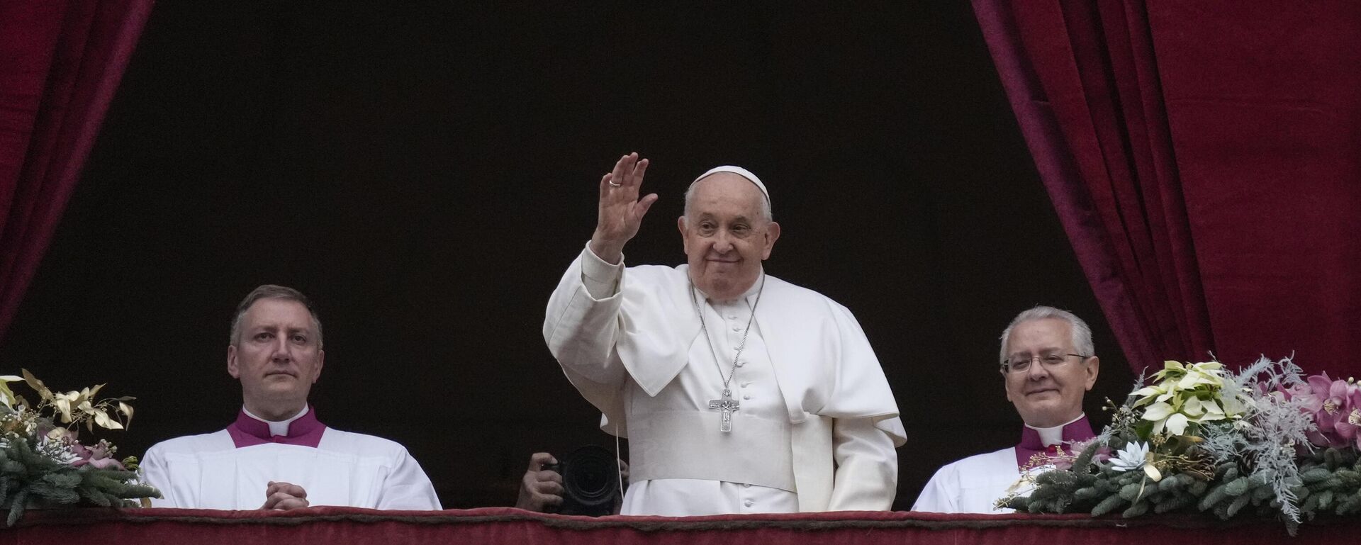 El Papa Francisco saluda con motivo de la bendición Urbi et Orbi (del latín 'a la ciudad y al mundo') del día de Navidad desde el balcón principal de la Basílica de San Pedro en el Vaticano, el lunes 25 de diciembre de 2023 - Sputnik Mundo, 1920, 20.02.2025