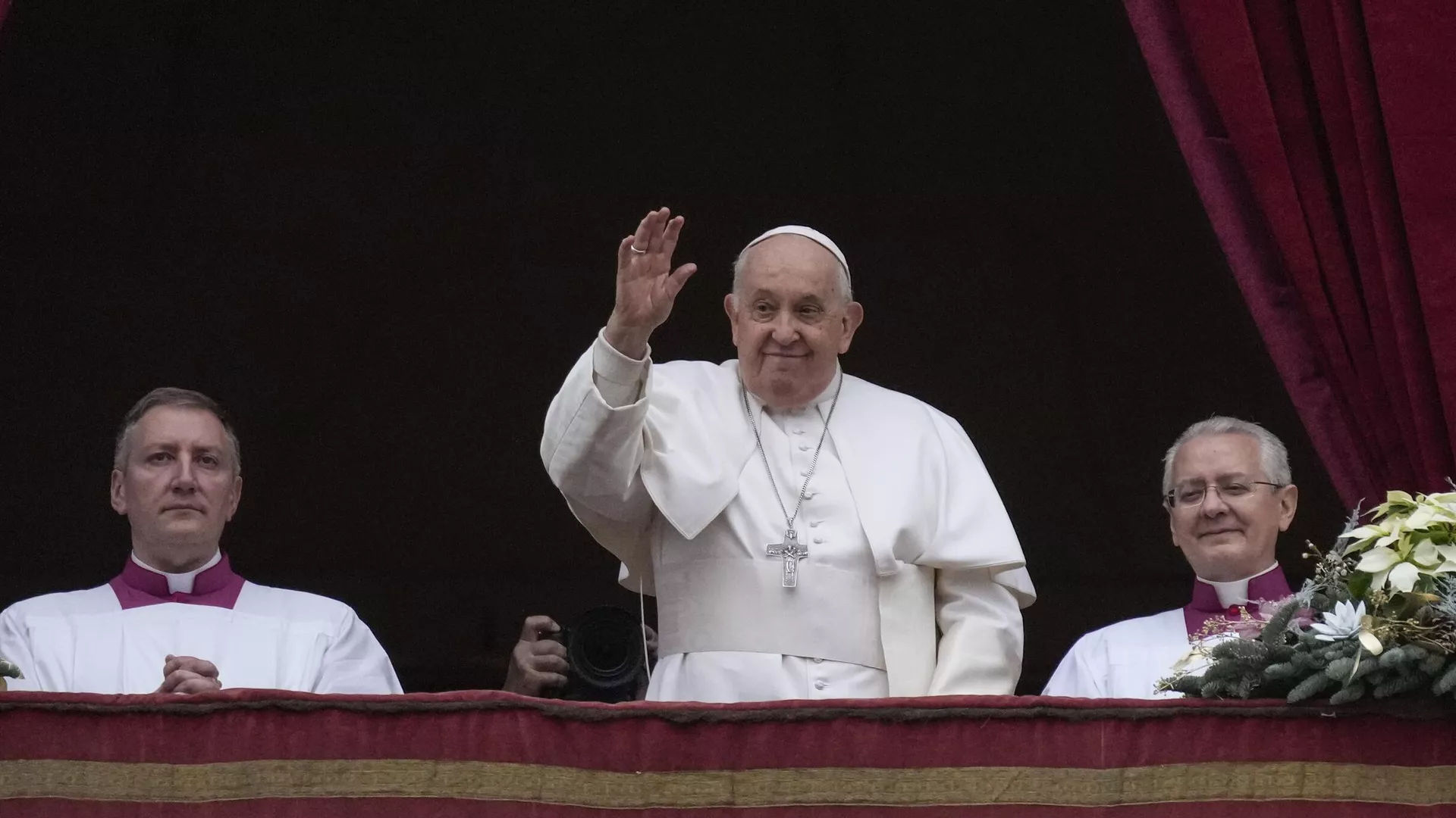 El Papa Francisco saluda con motivo de la bendición Urbi et Orbi (del latín 'a la ciudad y al mundo') del día de Navidad desde el balcón principal de la Basílica de San Pedro en el Vaticano, el lunes 25 de diciembre de 2023 - Sputnik Mundo, 1920, 20.02.2025