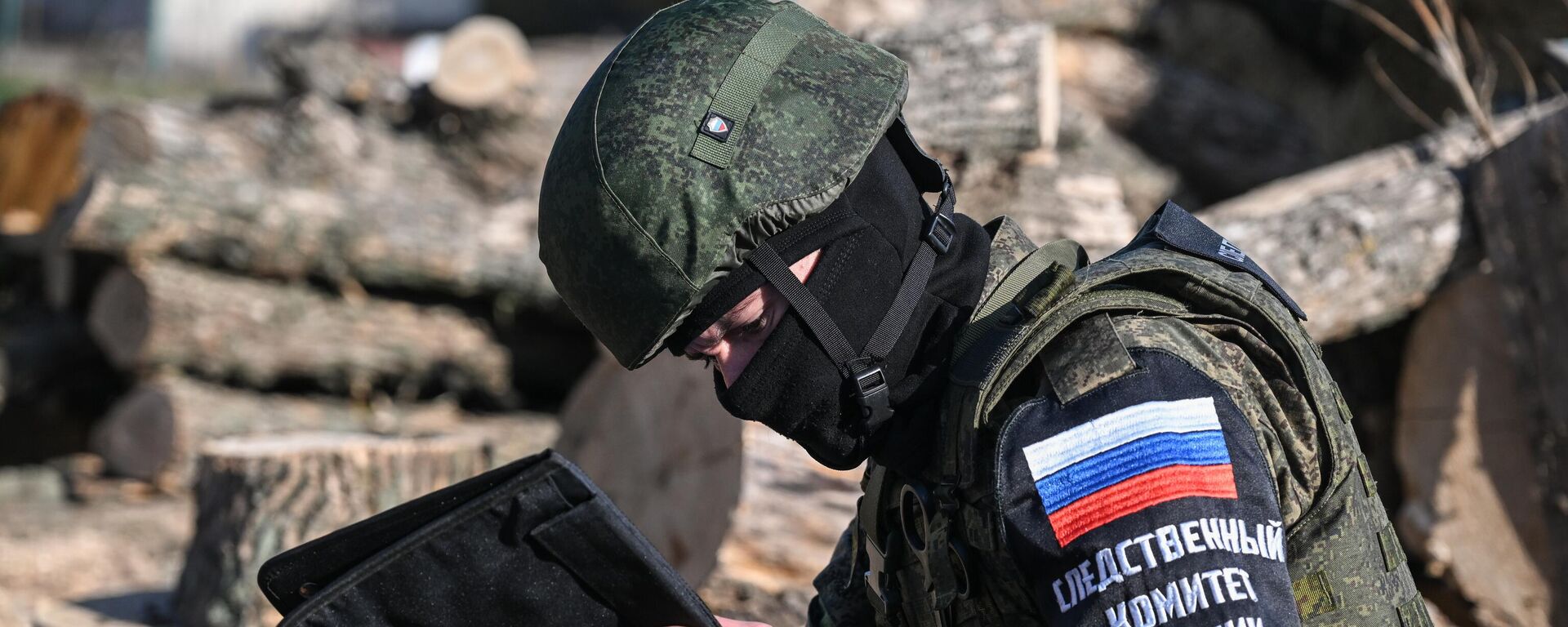 Un funcionario del Comité de Investigación ruso lleva a cabo acciones de investigación tras el bombardeo de las fuerzas ucranianas de la localidad de Vysokoye, en la región de Zaporozhie Un funcionario del Comité de Investigación ruso lleva a cabo acciones de investigación tras el bombardeo de las fuerzas ucranianas de la localidad de Vysokoye, en la región de Zaporozhie - Sputnik Mundo, 1920, 24.12.2024