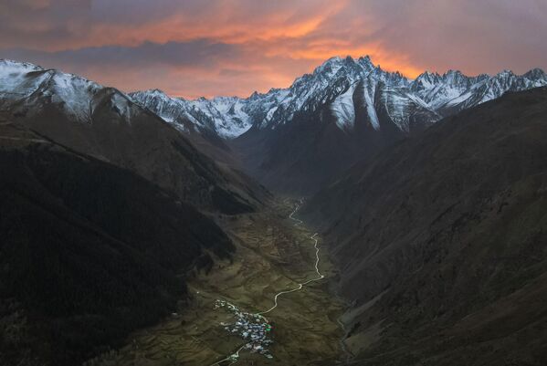 Esta imagen capta una vista mágica del pueblo de Yaylalar, de espaldas a las montañas Kackar, situado en el Parque Nacional de las Montañas Kackar, Turquía. Esta imagen capta una vista mágica del pueblo de Yaylalar, de espaldas a las montañas Kackar, situado en el Parque Nacional de las Montañas Kackar, Turquía. - Sputnik Mundo