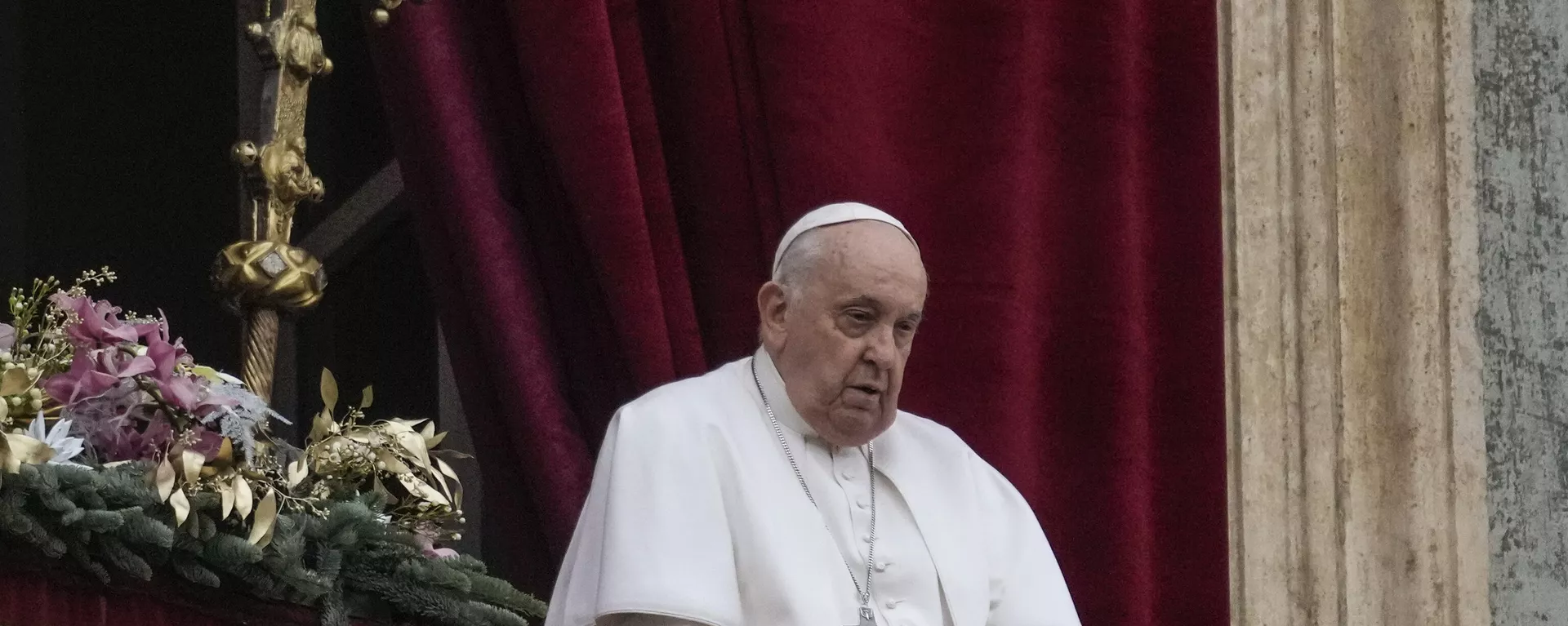El Papa Francisco antes de pronunciar la bendición 'Urbi et Orbi' el día de Navidad desde el balcón principal de la Basílica de San Pedro en el Vaticano, el 25 de diciembre de 2023 - Sputnik Mundo, 1920, 26.04.2025