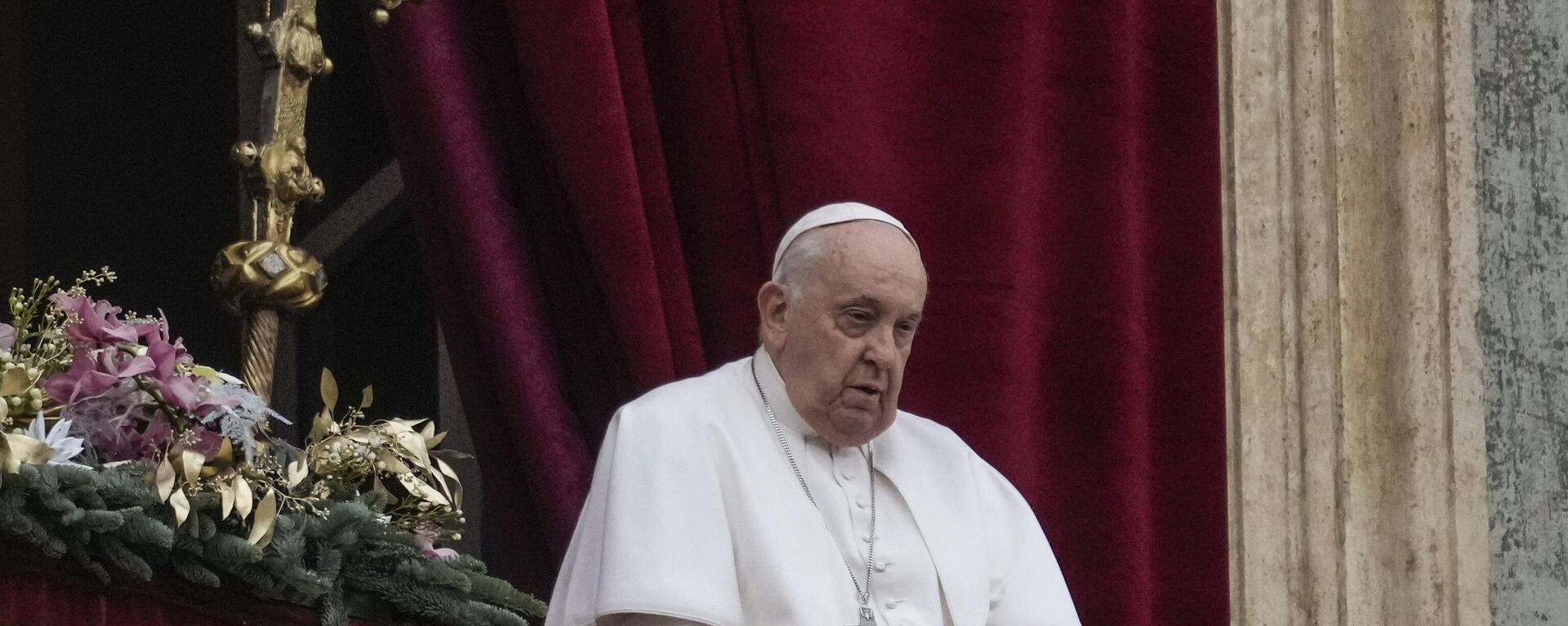 El Papa Francisco antes de pronunciar la bendición 'Urbi et Orbi' el día de Navidad desde el balcón principal de la Basílica de San Pedro en el Vaticano, el 25 de diciembre de 2023 - Sputnik Mundo, 1920, 26.04.2025