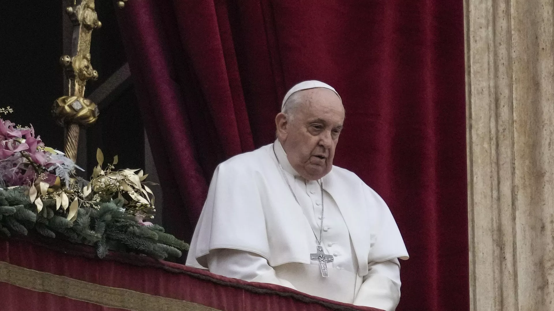 El Papa Francisco antes de pronunciar la bendición 'Urbi et Orbi' el día de Navidad desde el balcón principal de la Basílica de San Pedro en el Vaticano, el 25 de diciembre de 2023 - Sputnik Mundo, 1920, 23.03.2025