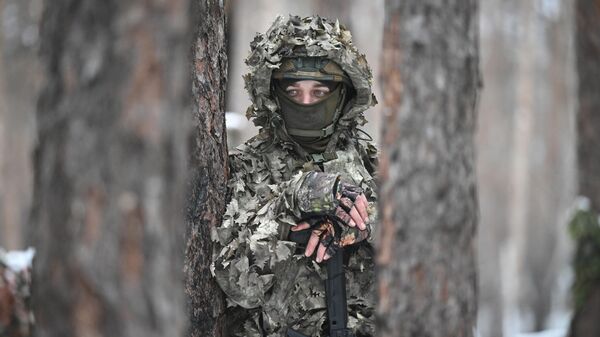 Un soldado ruso durante la operación especial militar - Sputnik Mundo