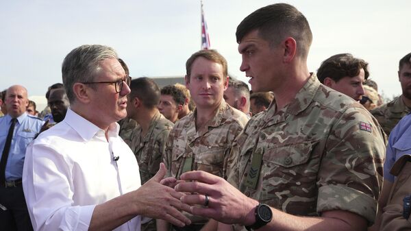 Keir Starmer, primer ministro británico, habla con soldados en la base de la RAF en Chipre, el 10 de diciembre de 2024 - Sputnik Mundo