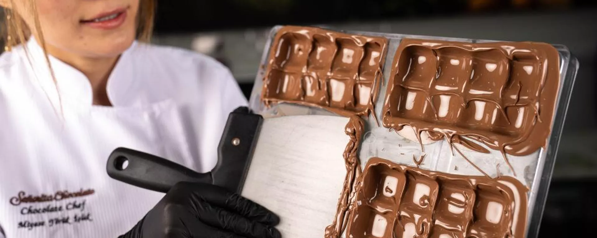 Una mujer retira chocolate sobrante mientras rellena un molde para una tableta de chocolate durante Dubai Chocolate en Ankara, Turquía, 29 de octubre de 2024  - Sputnik Mundo, 1920, 26.12.2024