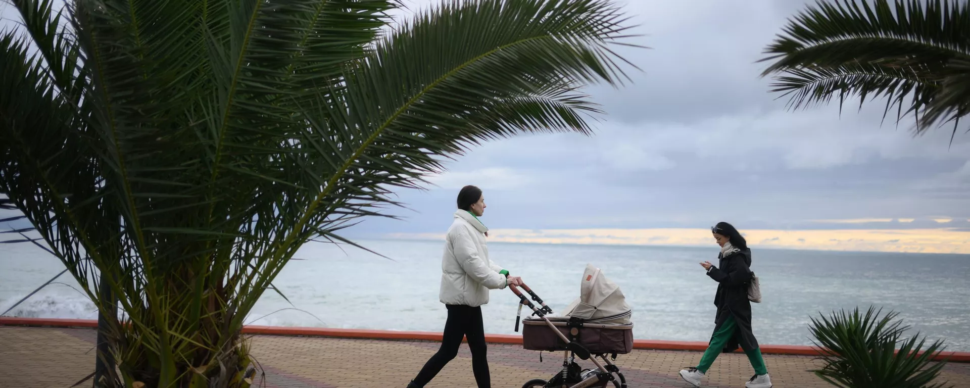 Gente caminando - Sputnik Mundo, 1920, 26.12.2024