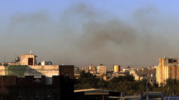 Humo ocasionado por un ataque registrado en Yemen (imagen referencial) - Sputnik Mundo