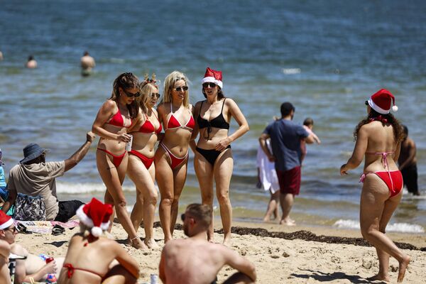 Aunque es verano en el hemisferio sur, Australia se llena de alegría navideña en diciembre.En la foto: bañistas disfrutando de un cálido día de Navidad en la playa de St Kilda en la ciudad australiana de Melbourne. - Sputnik Mundo